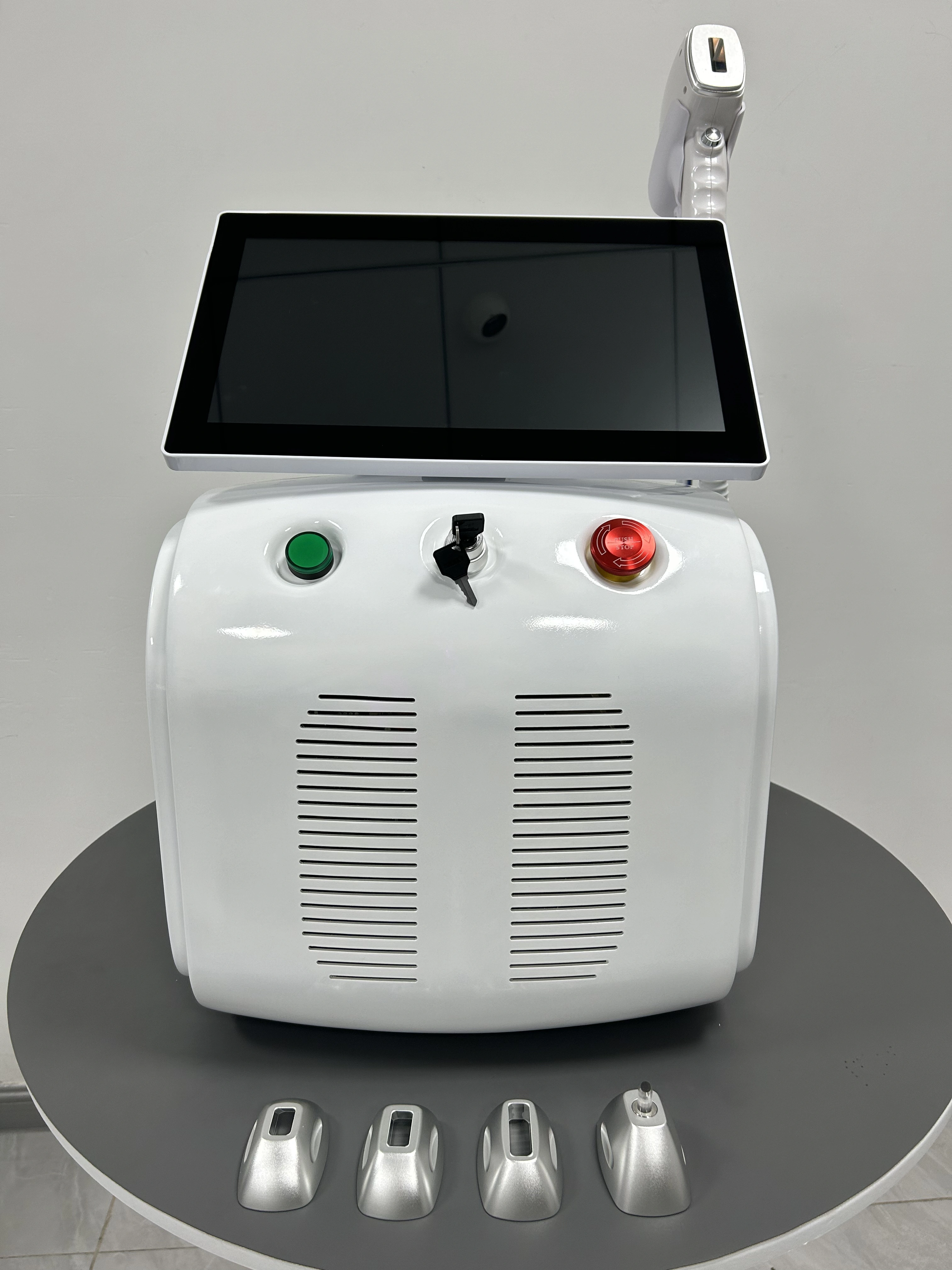 Nouvelle machine d'épilation au laser diode 16 bars 4 longueurs d'onde Ice Titanium 808Nm, épilation
