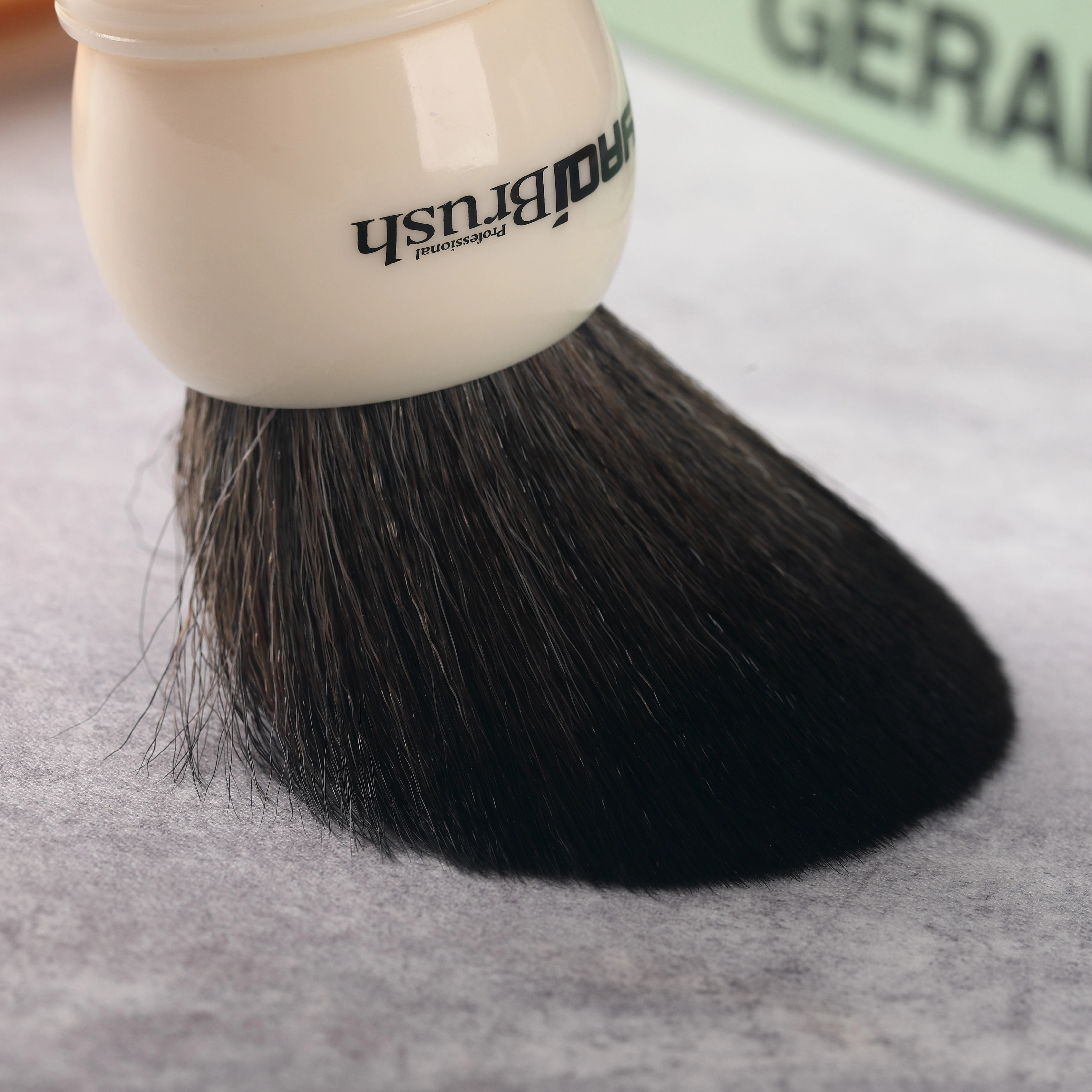 Yaqi – brosse à poils synthétiques, 30mm, avec poignée blanche et nœud noir, pour rasage