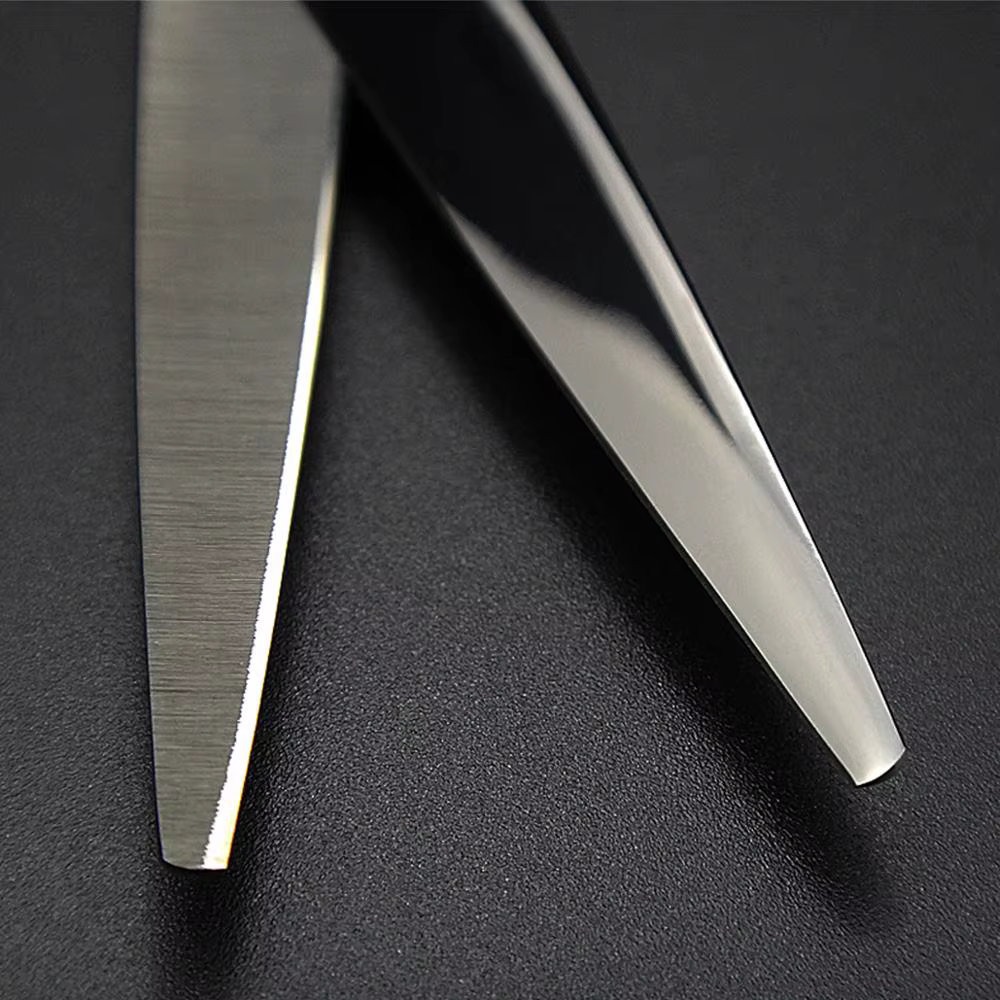 Ciseaux professionnels de barbier Qlating en titane japonais 440C, pour coiffeur 5.5 / 6.0, ciseaux