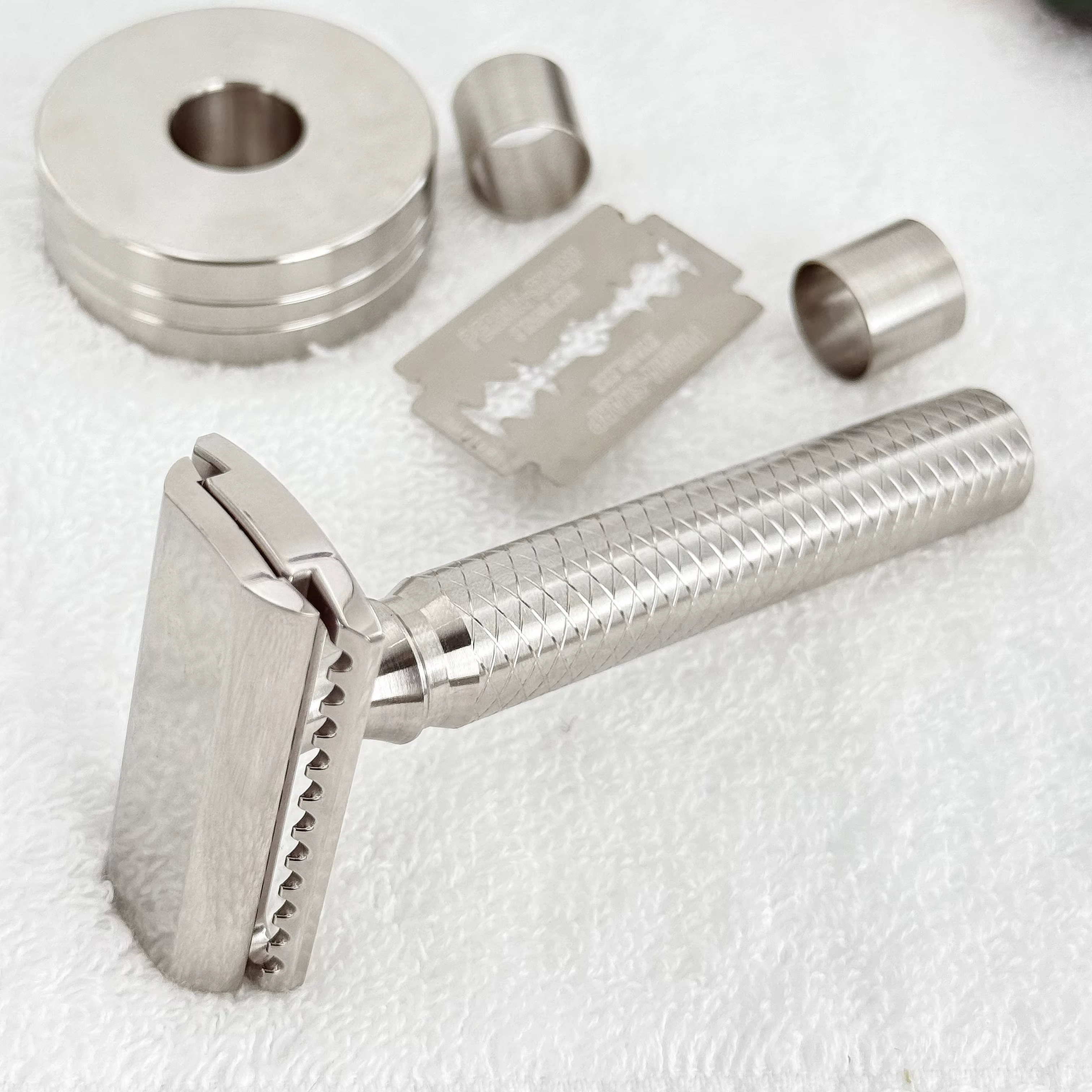 Rasoir de sécurité KAMPFE à manche en alliage de titane, gravé CNC, double tranchant, rasoir de voya