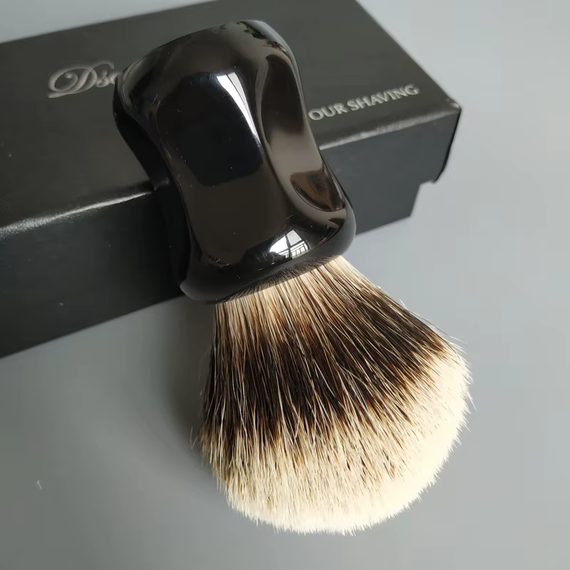 Dscosmetic Brosse à raser en poils de blaireau à deux bandes de 26 mm avec manche en résine noire