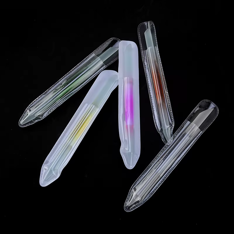 Poussoir à cuticules en verre