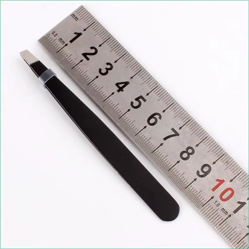 Pince à sourcils noire en acier inoxydable