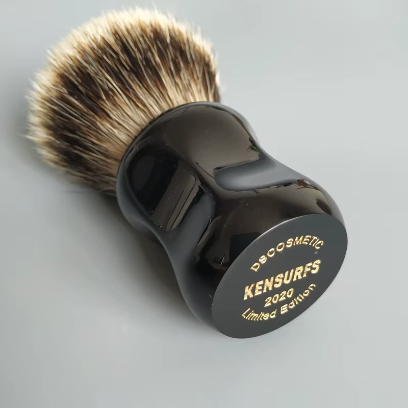 Dscosmetic Brosse à raser en poils de blaireau à deux bandes de 26 mm avec manche en résine noire