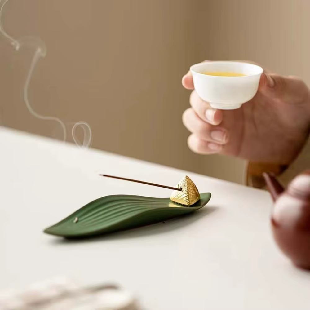 Porte-encens en céramique en forme de bateau Zongzi, mini brûleur d'encens avec base en feuille de Zongzi, ornement d'aromathérapie robuste