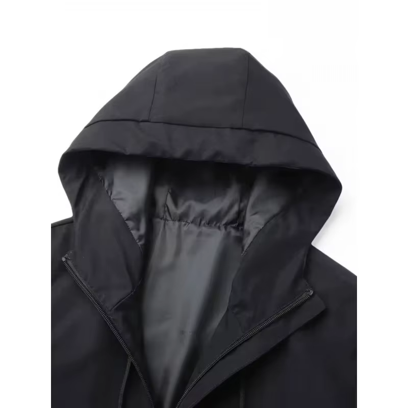 La veste coupe-vent et imperméable est imprimée avec le motif « YAMA » et est de coupe ample, idéale pour les passionnés de moto.