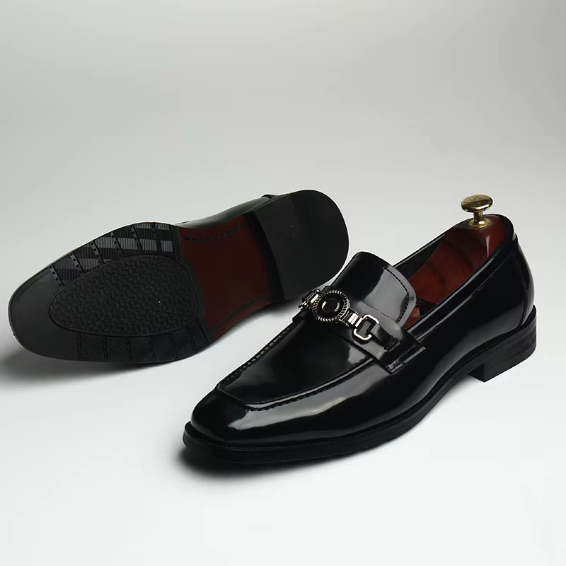 Nouvelles chaussures en cuir pour hommes, chaussures de pied, processus de perles, cuir brillant de première couche, boucles, faites à la main, mariage, mode