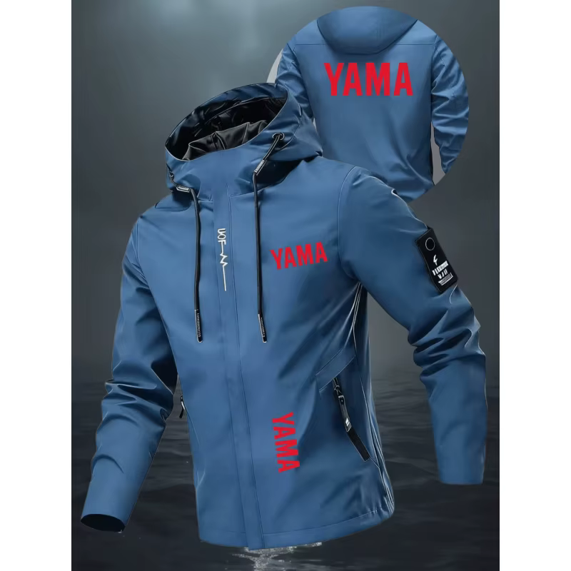 La veste coupe-vent et imperméable est imprimée avec le motif « YAMA » et est de coupe ample, idéale pour les passionnés de moto.