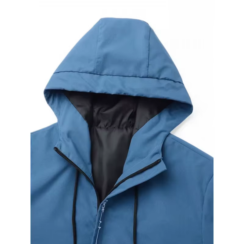 La veste coupe-vent et imperméable est imprimée avec le motif « YAMA » et est de coupe ample, idéale pour les passionnés de moto.
