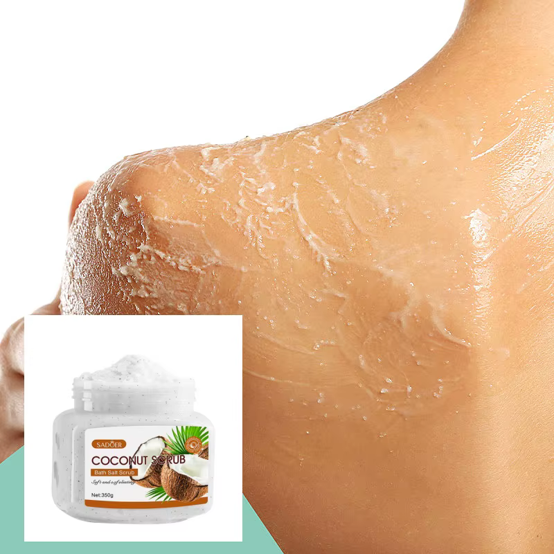 Gommage à la noix de coco 350g, riche en ingrédients de soin pour la peau tels que la poudre de coque de noix, la glycérine et l'extrait de noix de coco, avec un parfum frais de noix de coco. Il conti