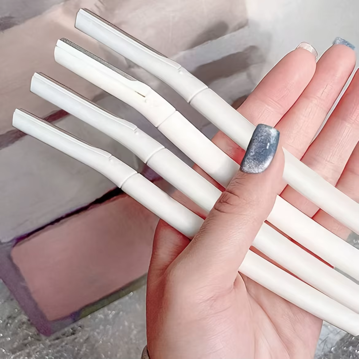Ensemble tondeuse à sourcils et rasoir de sécurité 4 pièces – Outil de dérmaplanage à long manche pour le visage et le
