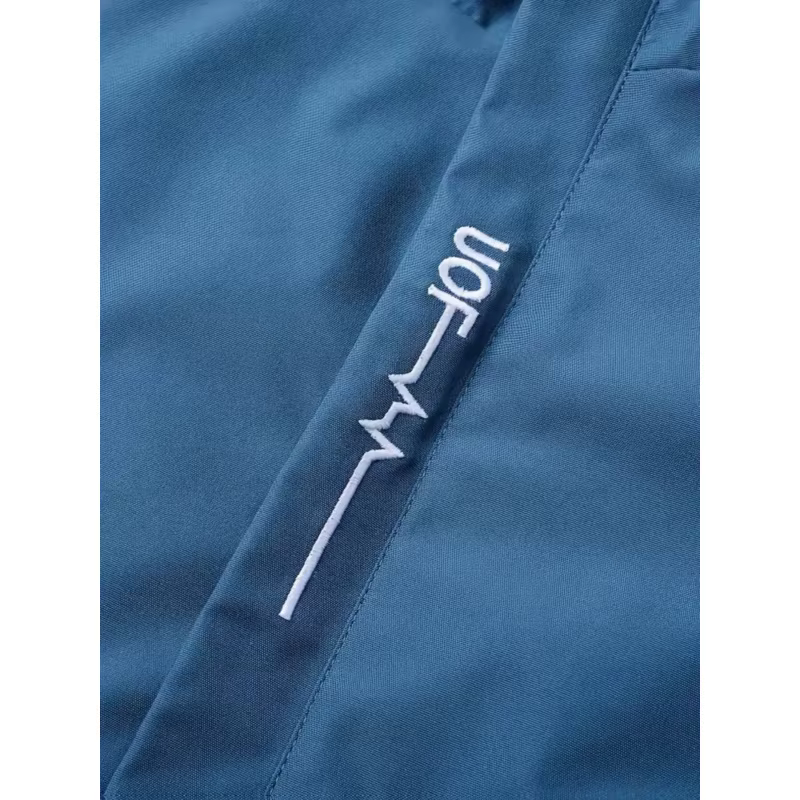 La veste coupe-vent et imperméable est imprimée avec le motif « YAMA » et est de coupe ample, idéale pour les passionnés de moto.