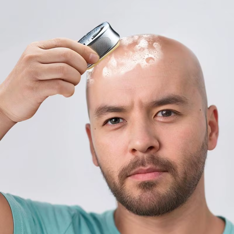 Rasoir manuel pour crâne chauve, coupe nette et précise, outil essentiel pour l'épilation et le toilettage.