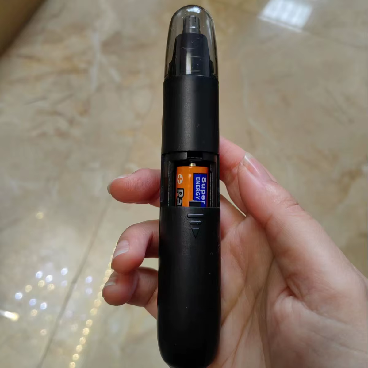 Tondeuse électrique pour le nez et les poils du nez