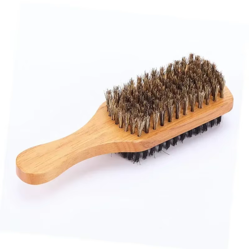Brosse à barbe avec manche en bois naturel et poils pour le soin et le coiffage des hommes