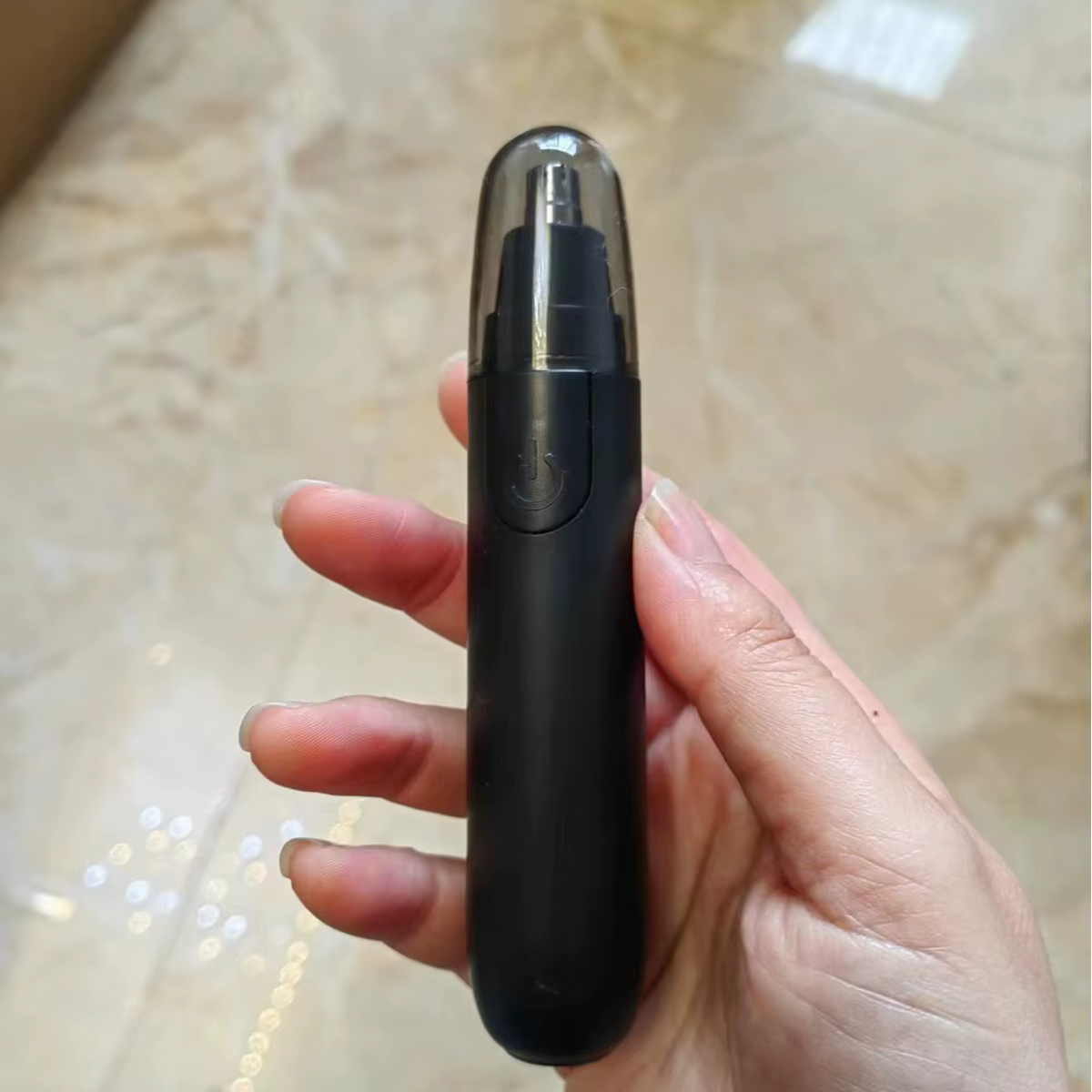 Tondeuse électrique pour le nez et les poils du nez