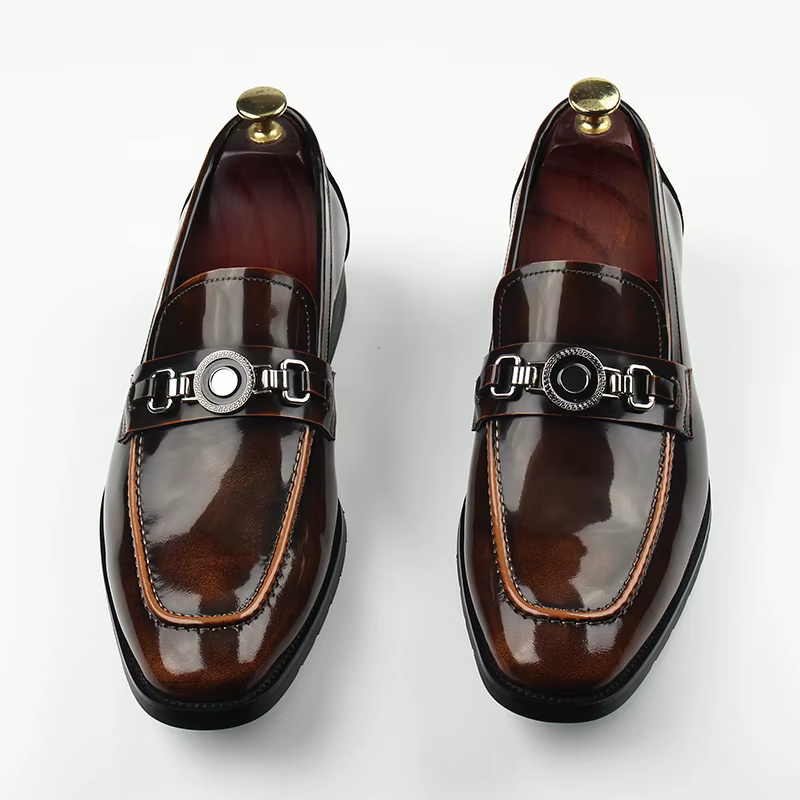 Nouvelles chaussures en cuir pour hommes, chaussures de pied, processus de perles, cuir brillant de première couche, boucles, faites à la main, mariage, mode