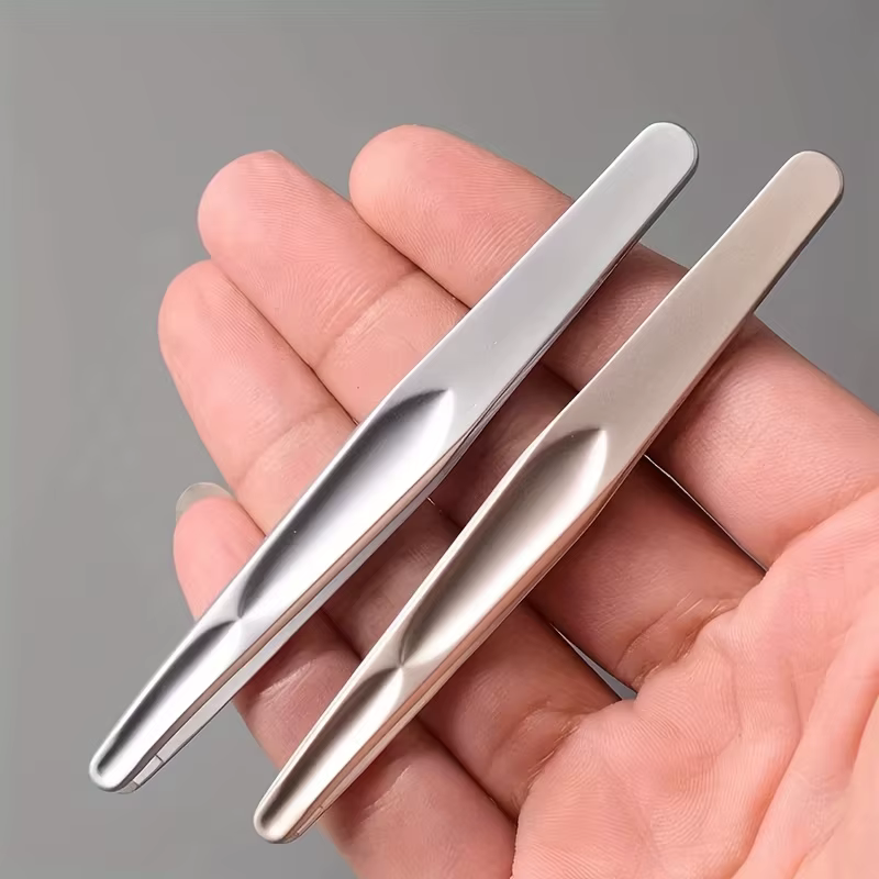Pinces à sourcils en acier inoxydable pour une coupe précise de barbe et de moustache – Pince à épiler à tête ronde douce sur Beige clair avec design