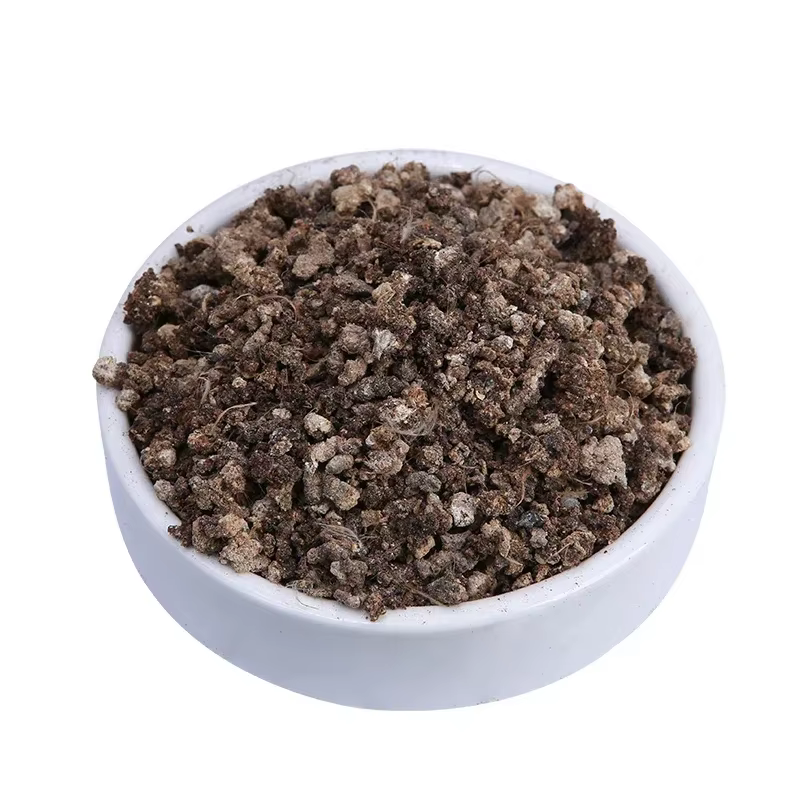 Engrais organique, fermentation du fumier de poulet, légumes en croissance familial, fleurs en croissance, nutriments durables, résistance aux insectes