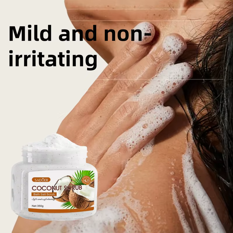 Gommage à la noix de coco 350g, riche en ingrédients de soin pour la peau tels que la poudre de coque de noix, la glycérine et l'extrait de noix de coco, avec un parfum frais de noix de coco. Il conti