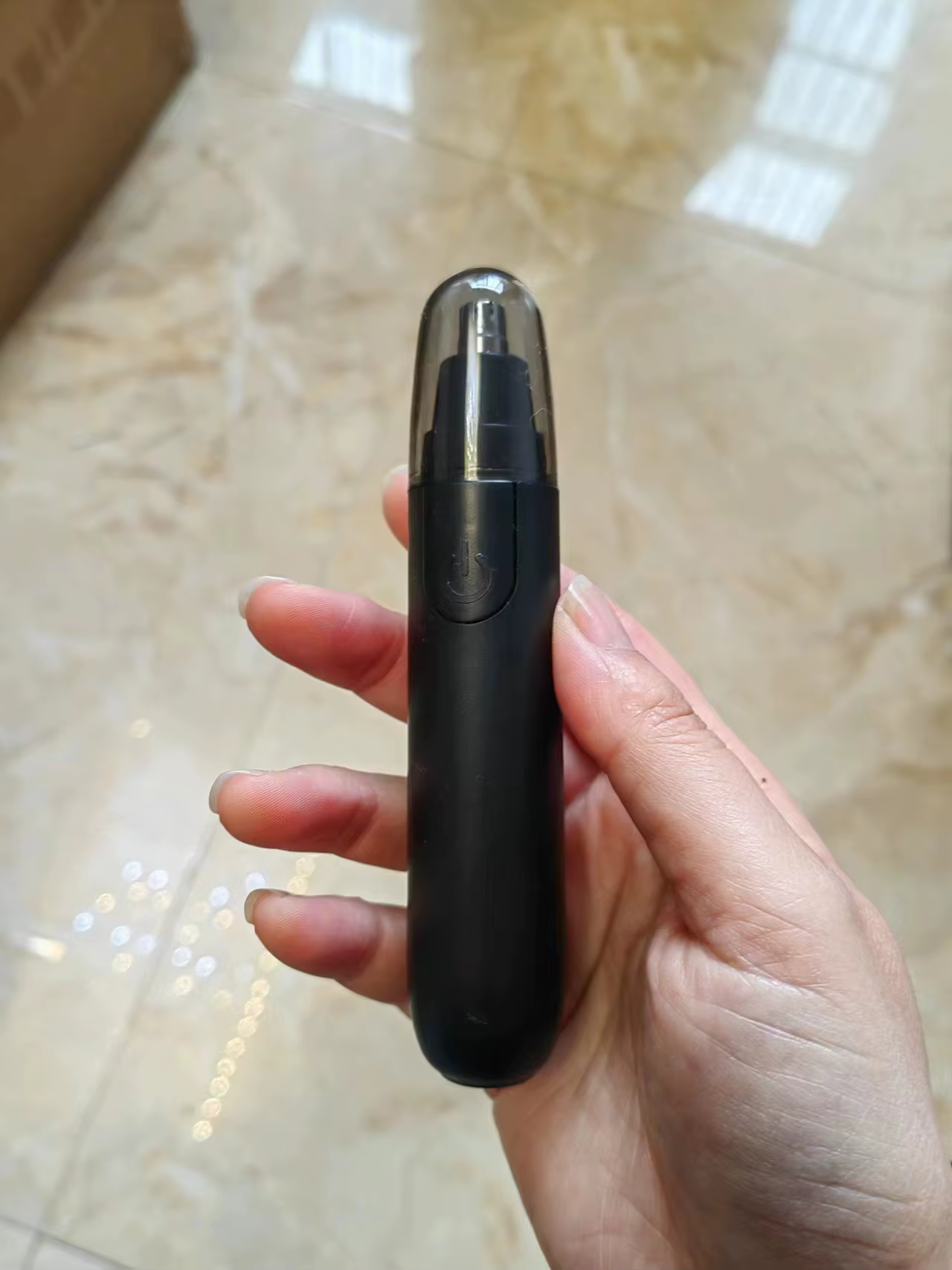 Tondeuse électrique pour le nez et les poils du nez