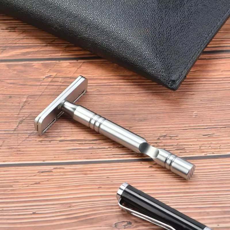 Rasoir YAQI couleur Chrome mat lame AC Excalibur