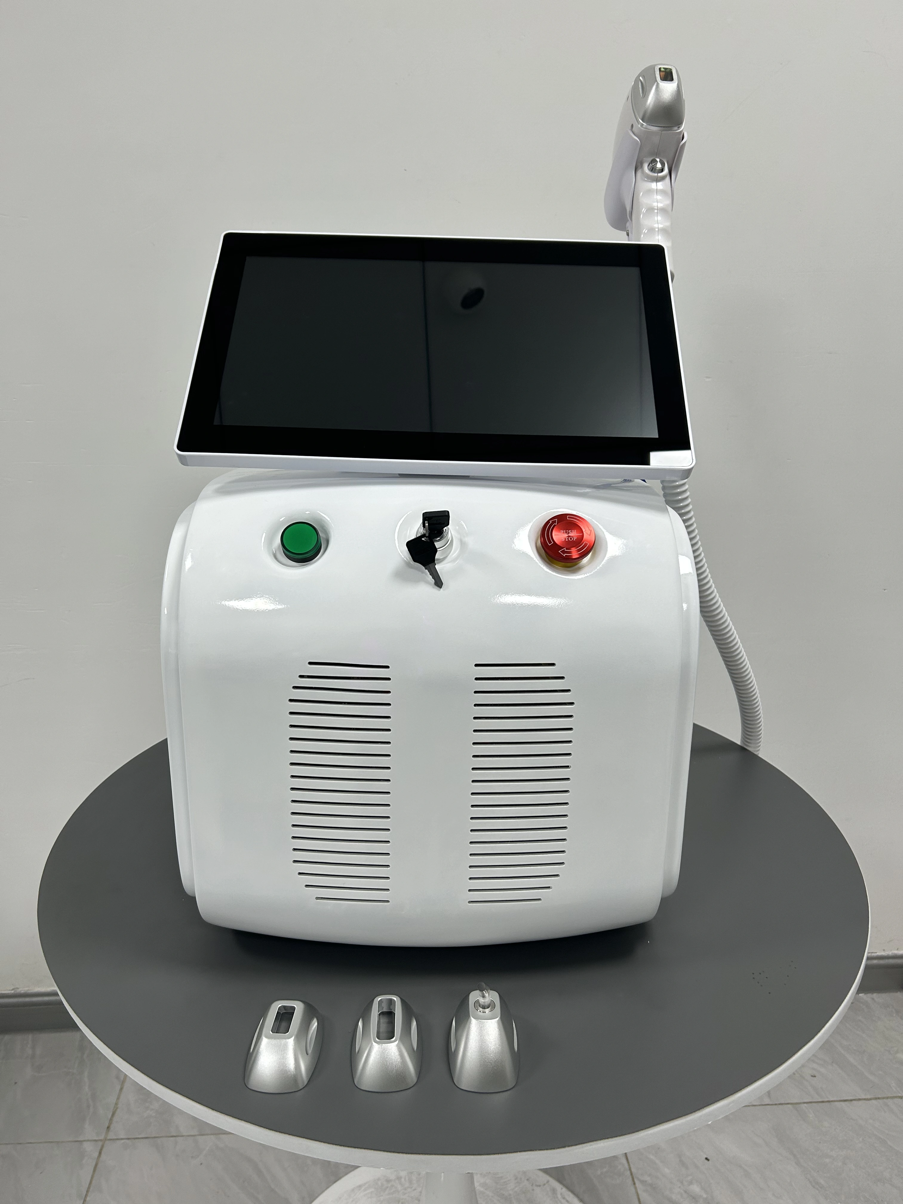 Nouvelle machine d'épilation au laser diode 16 bars 4 longueurs d'onde Ice Titanium 808Nm