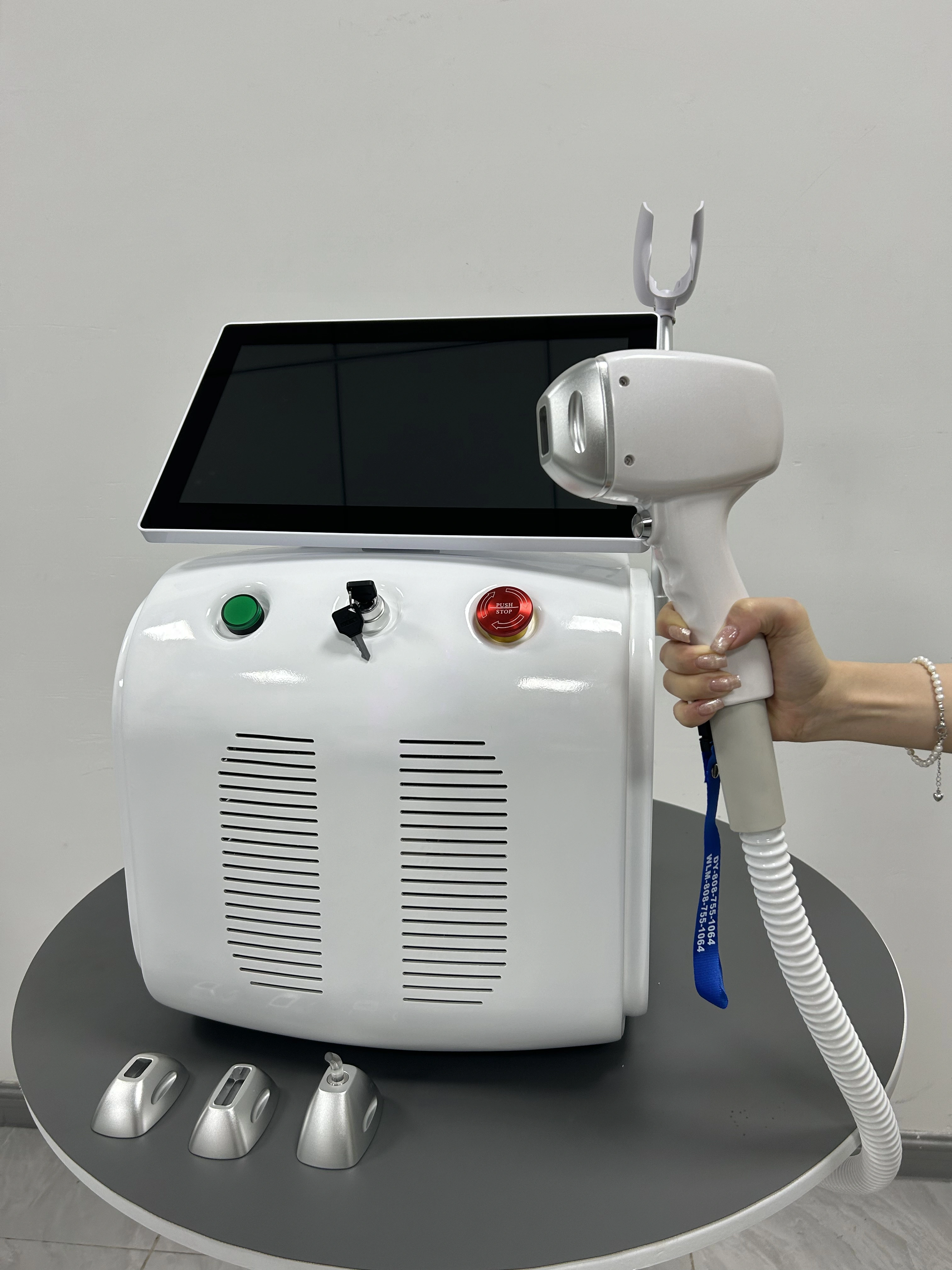 Nouvelle machine d'épilation au laser diode 16 bars 4 longueurs d'onde Ice Titanium 808Nm