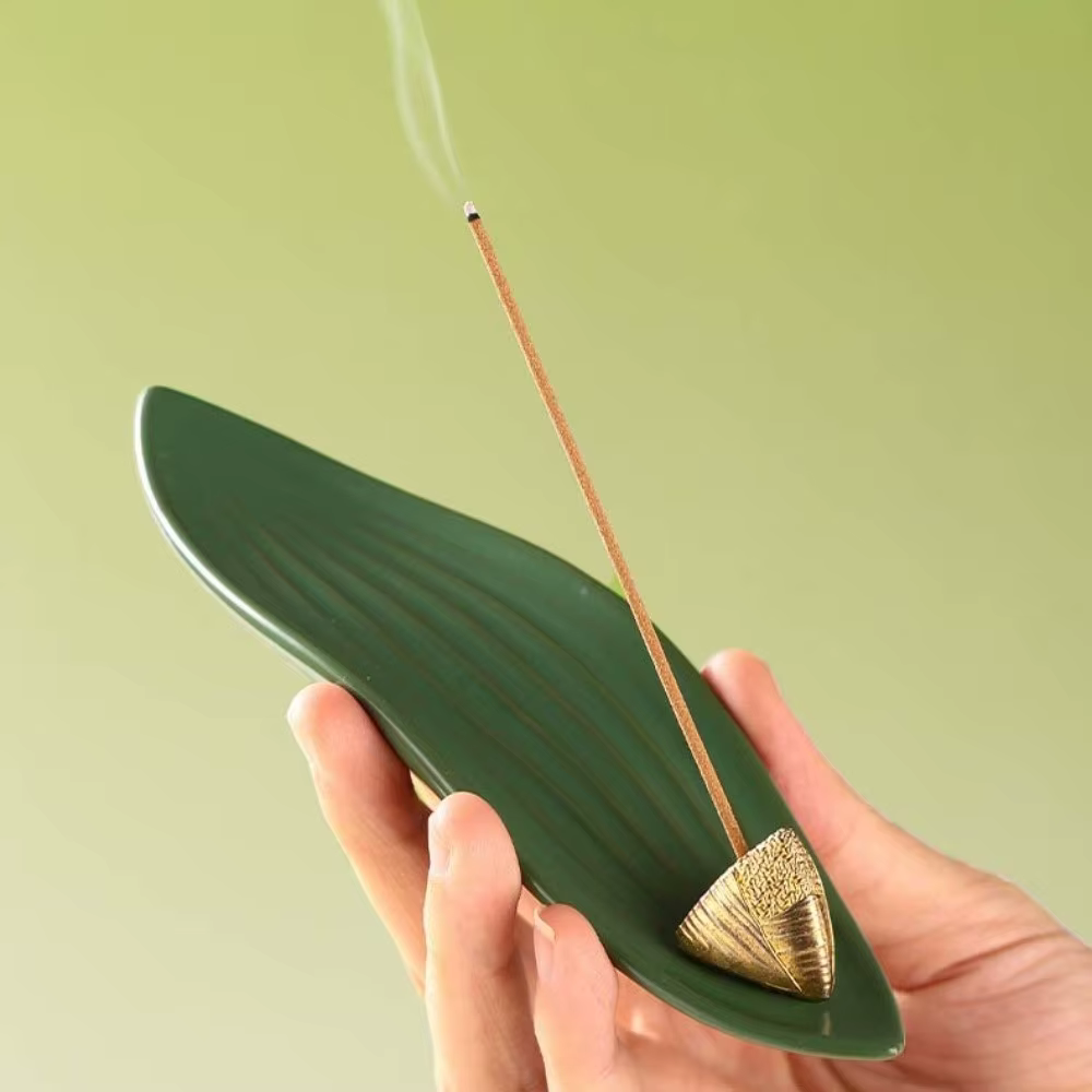 Porte-encens en céramique en forme de bateau Zongzi, mini brûleur d'encens avec base en feuille de Zongzi, ornement d'aromathérapie robuste