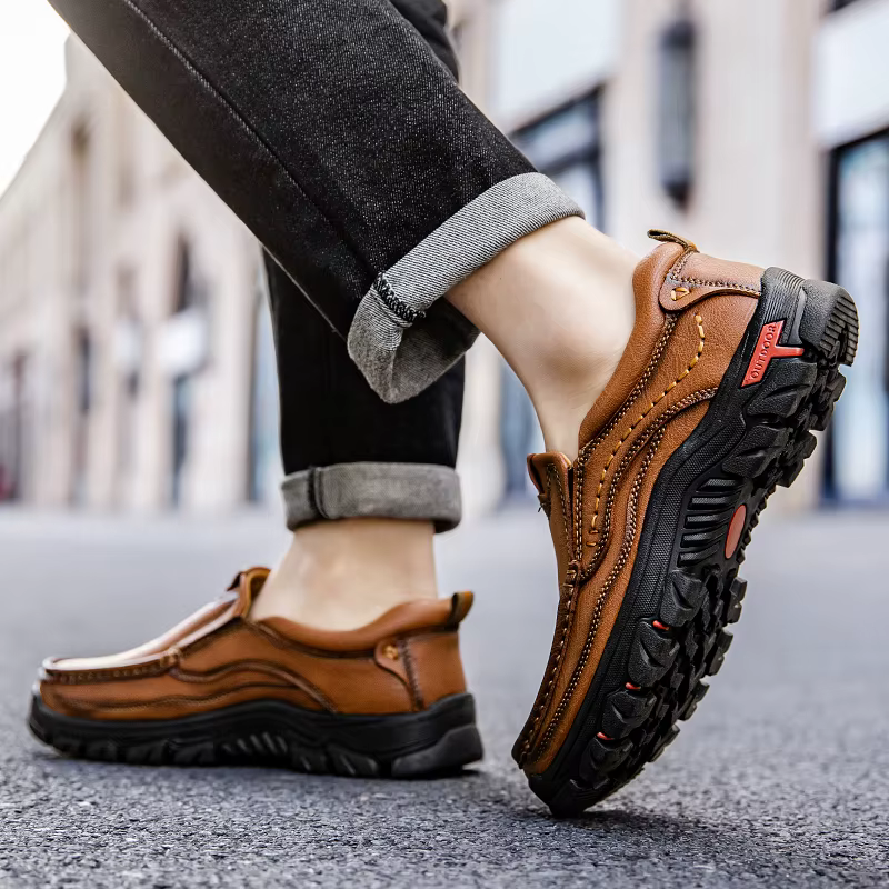 Nouvelles chaussures en cuir faites à la main pour hommes, chaussures décontractées à enfiler pour l'extérieur, mocassins de conduite plats à la mode pour hommes, chaussures de marche
